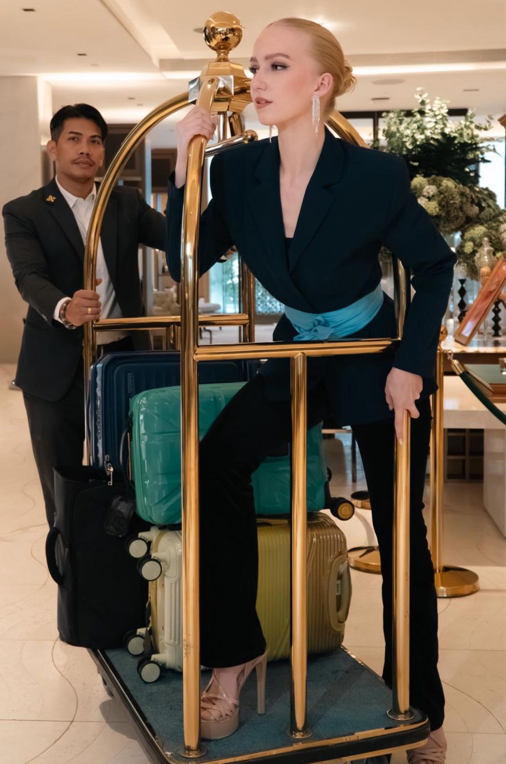 Leonora på bagasjetrallen i Silq Hotel i Bangkok