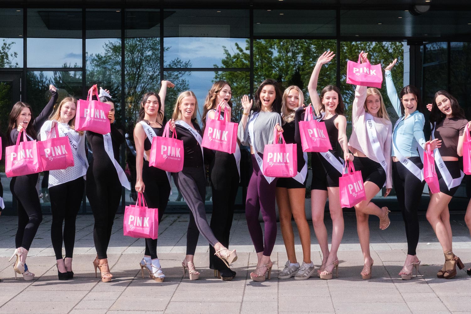 Miss Norway finalister med Pink by Utseende goodie bags